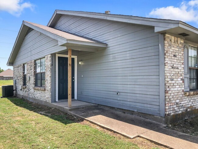 Building Photo - 1112 Valley View Dr