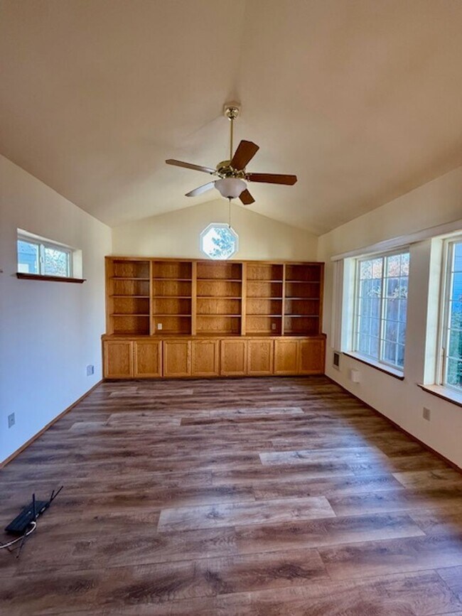 Building Photo - Lovely NE 3 Bedroom Home w/Large Yard & Mowing Included!