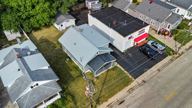 Building Photo - 408 River Ln