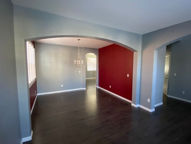 Building Photo - Gorgeous 4Bed/2.5Bath/2Car, 2-Story Residence with Loft in Mountains Edge Area gated Community!