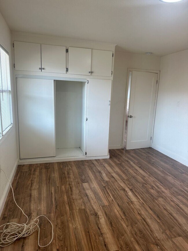 Building Photo - 6614 Bancroft Ave