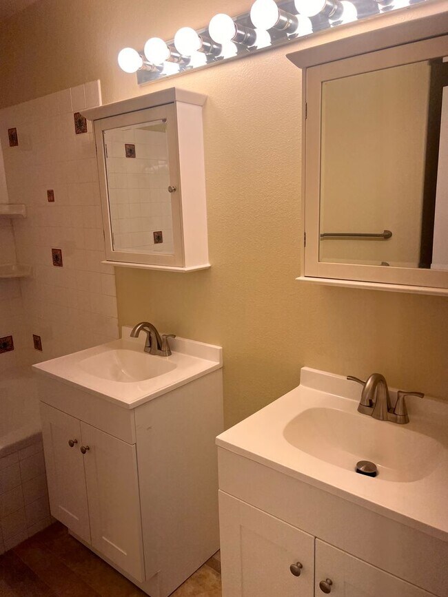 Building Photo - Beautiful 3 bedroom/2bath with spacious deck and backyard