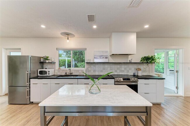 Building Photo - 302 San Marco Dr