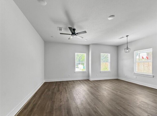 Building Photo - 6010 Bobby Burns St