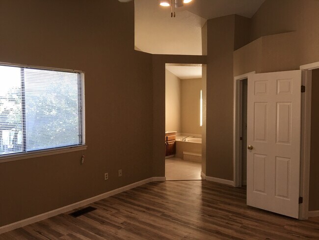 Building Photo - Large two story near the mall!