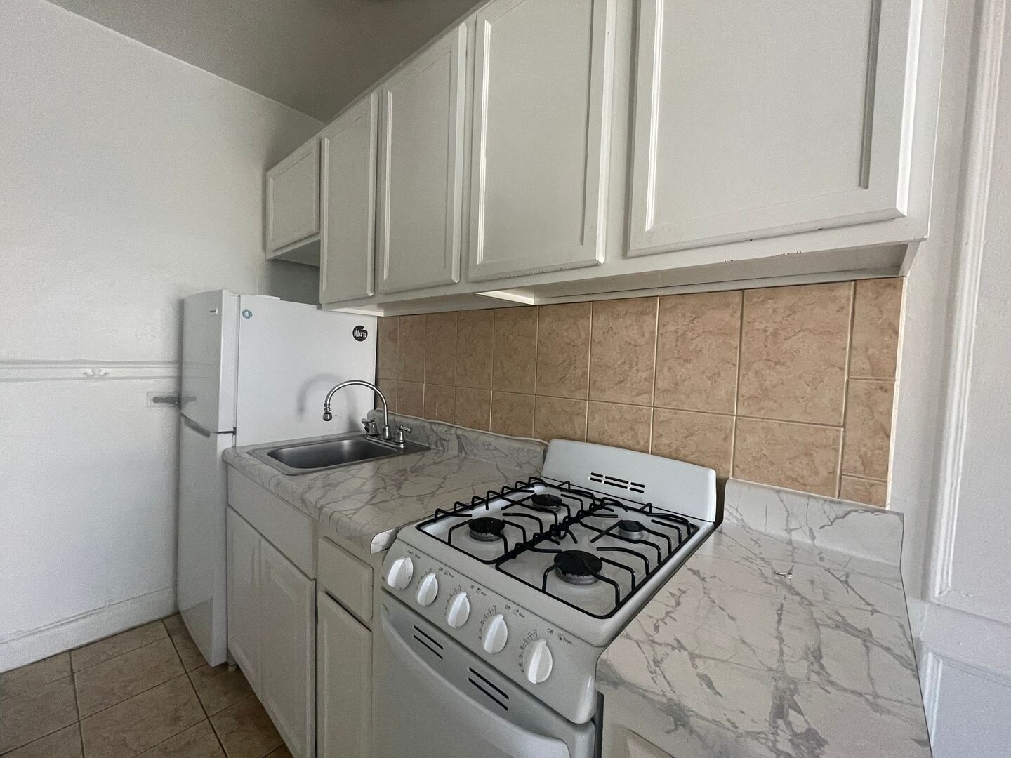 Building Photo - 449 W Briar Pl