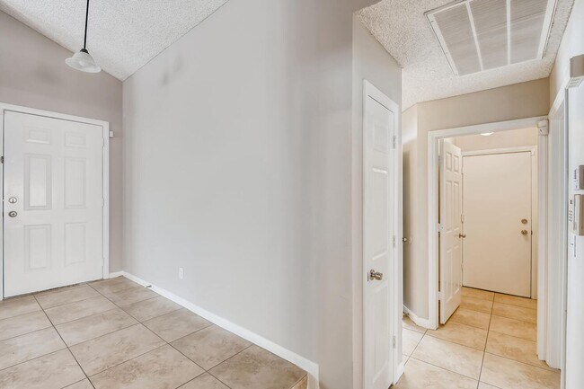 Building Photo - Charming 3 Bedroom Home In Henderson !