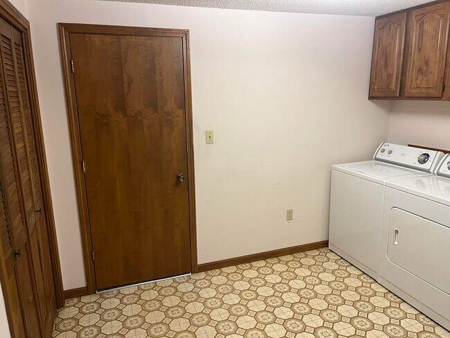 Building Photo - 200 Elizabeth St