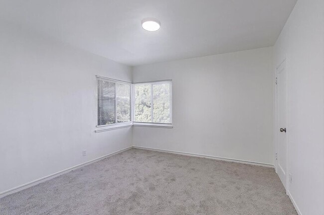 Building Photo - 5492 Ruth Ave