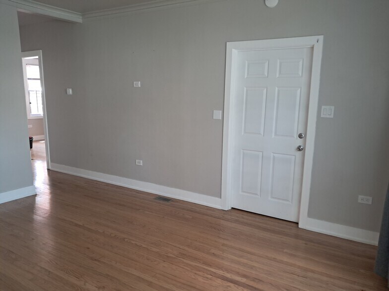 Living room entrance - 2221 W Touhy Ave