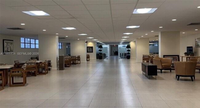 Building Photo - 400 Leslie Dr