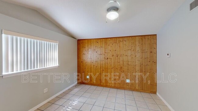 Building Photo - 300 N Church St