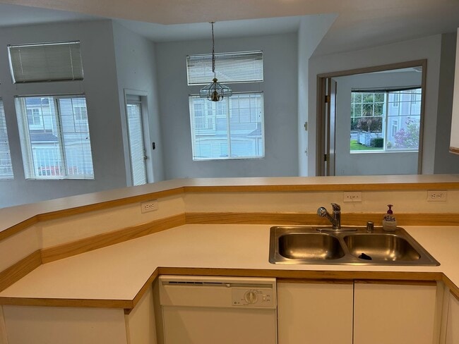 Building Photo - 2 Bed, 2 bath Condo w/garage in West Bay at The Lakes in Kent, $2550/mo.