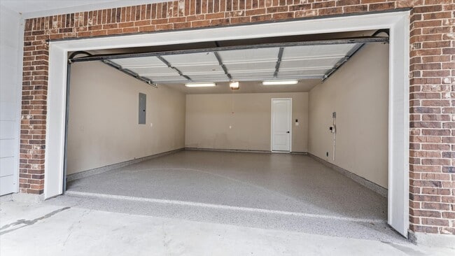 Building Photo - 922 W 20th St