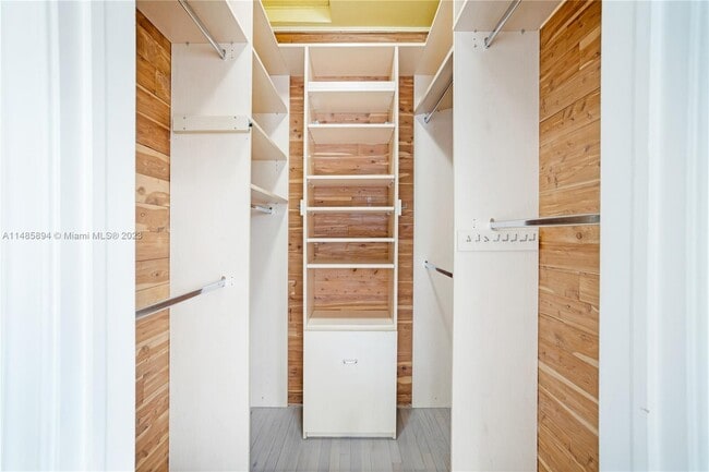 Building Photo - 950 S Shore Dr