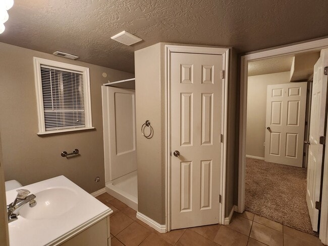 Building Photo - 3 Bd 2 Bath Home with Office