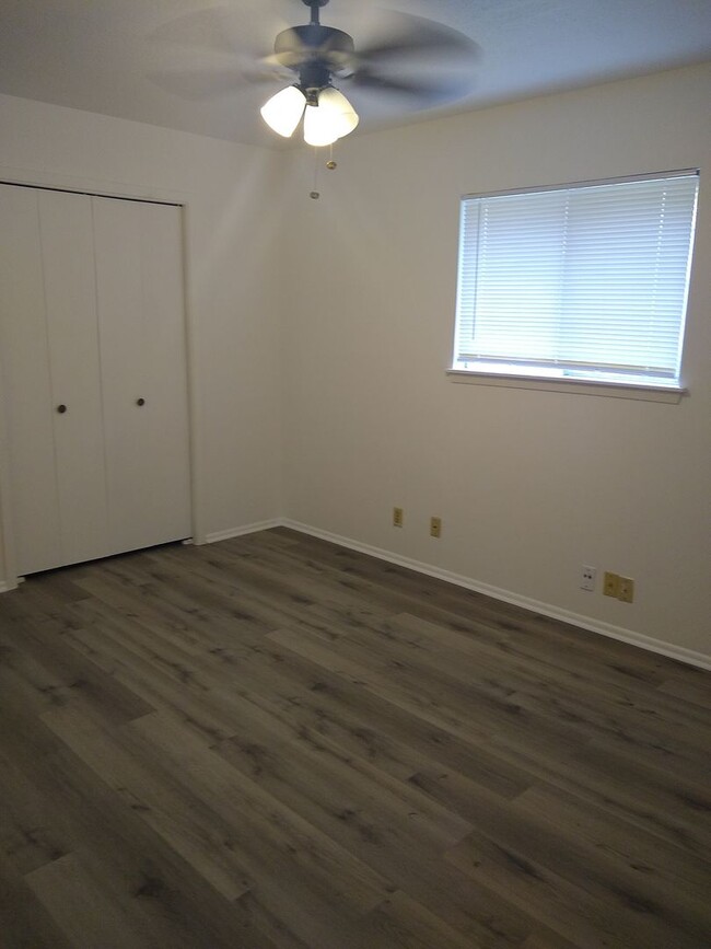 Building Photo - Leon Valley~ 3 bedroom~ Freshly Painted In...