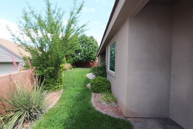 Building Photo - Spacious 3-Bed, 2-Bath Home with Open Floor Plan and Premium Amenities