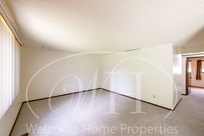 Building Photo - Great 2 Bedroom Condo with Storage and Out...