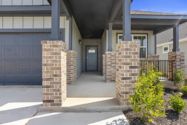 Building Photo - 305 Brooks Ranch Dr