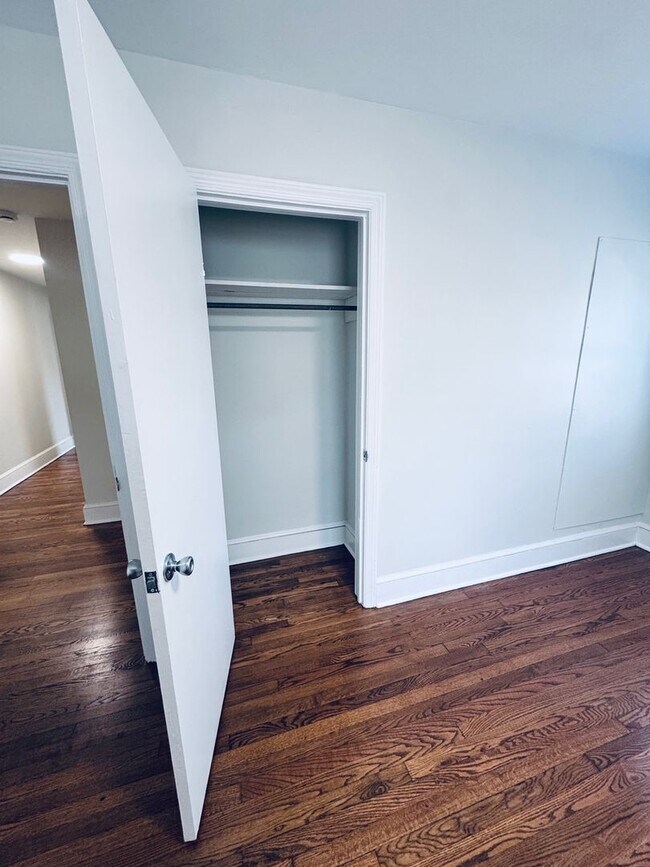 Building Photo - Central AVL - 1/1 Updated Apartment Ready Now!