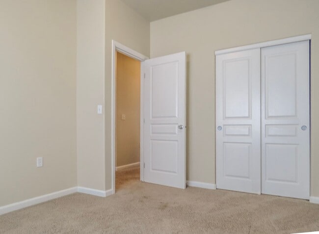 Building Photo - **No Rent Until February!! 2 Bedroom Townhome Available Now  !! Inquire today for tour !