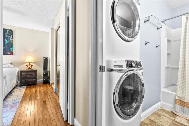 Building Photo - Corner end unit Two Bedroom Two Bath Townh...