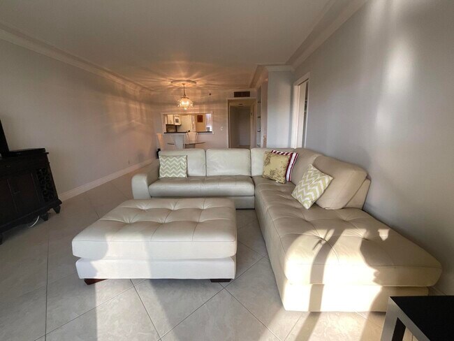 Building Photo - 14475 Strathmore Ln