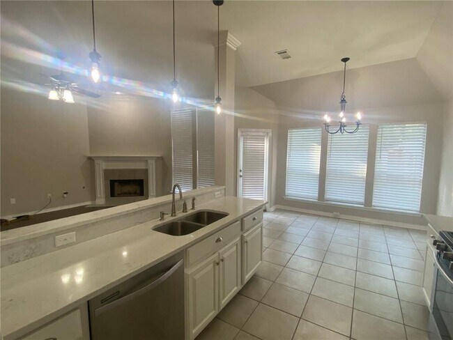 Building Photo - 114 Lazy Creek Dr