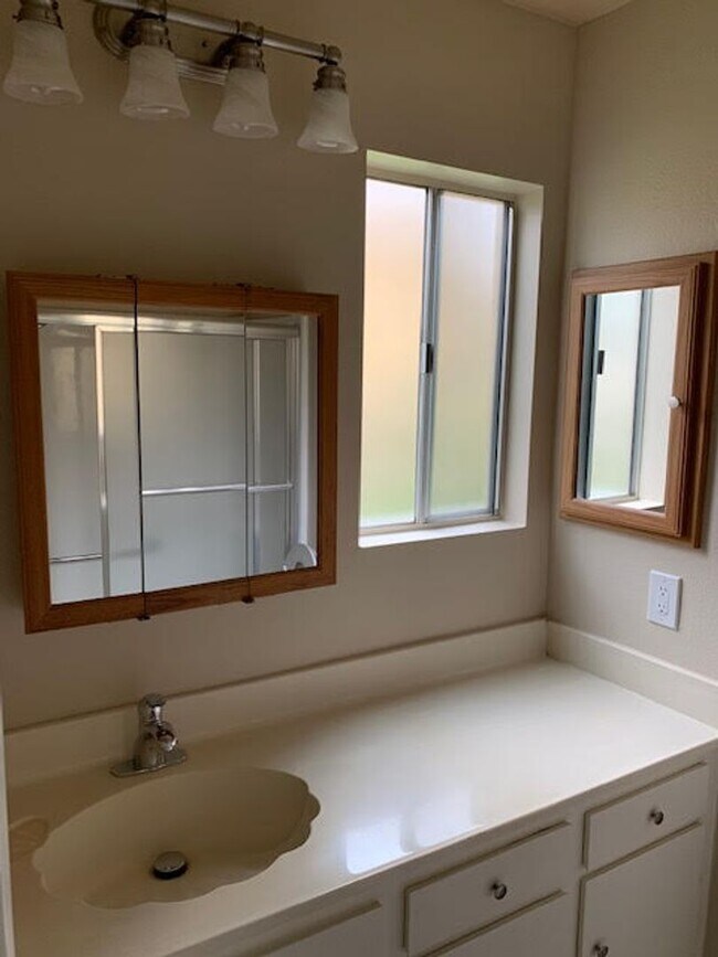 Building Photo - A beautiful Del Mar Home