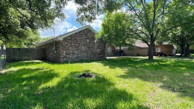 Building Photo - 903 Milroy Dr W