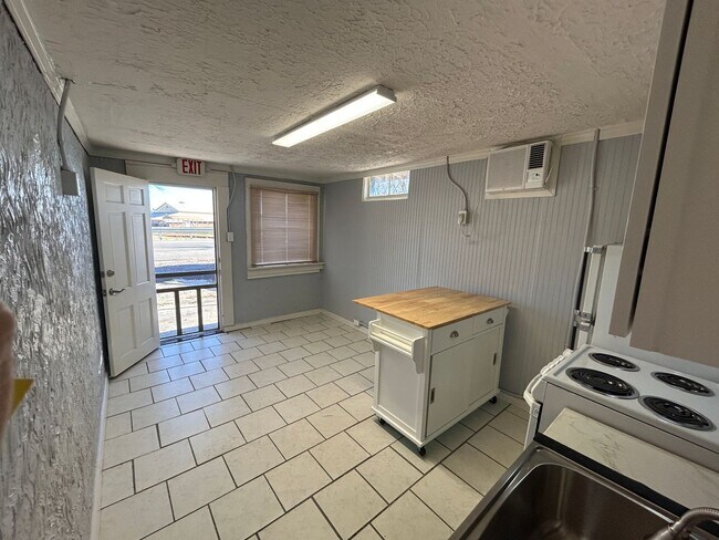 Building Photo - Barry- 1330