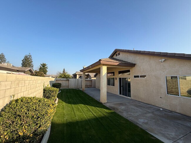 Building Photo - Spacious home with Solar! MOVE IN SPECIAL