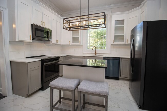 Building Photo - Historic Charm Meets Modern Living in Olympia – Walk to Williams-Brice Stadium!