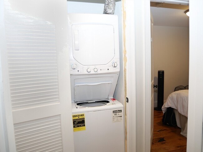 Building Photo - 255 Paris St