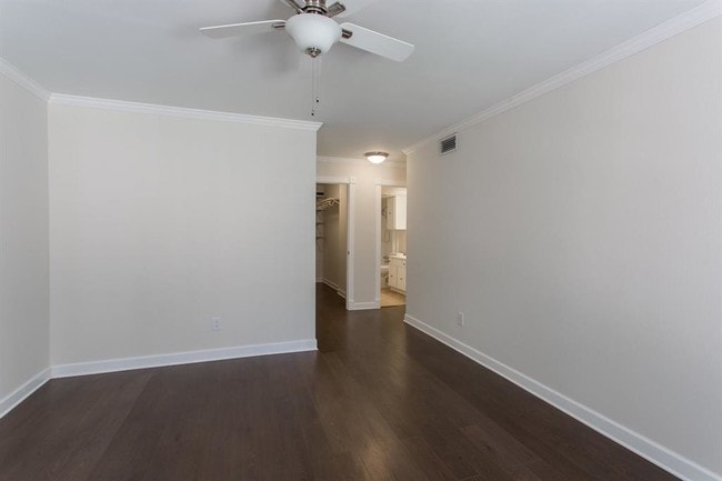 Building Photo - 359 N Post Oak Ln