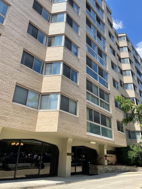 Building Photo - 922 24th St NW