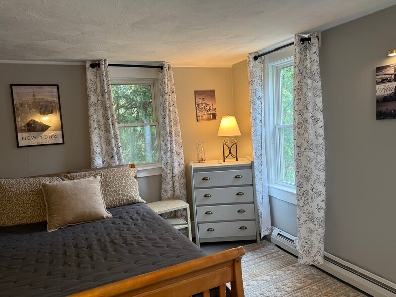 Bedroom 1 - 40 Russell St