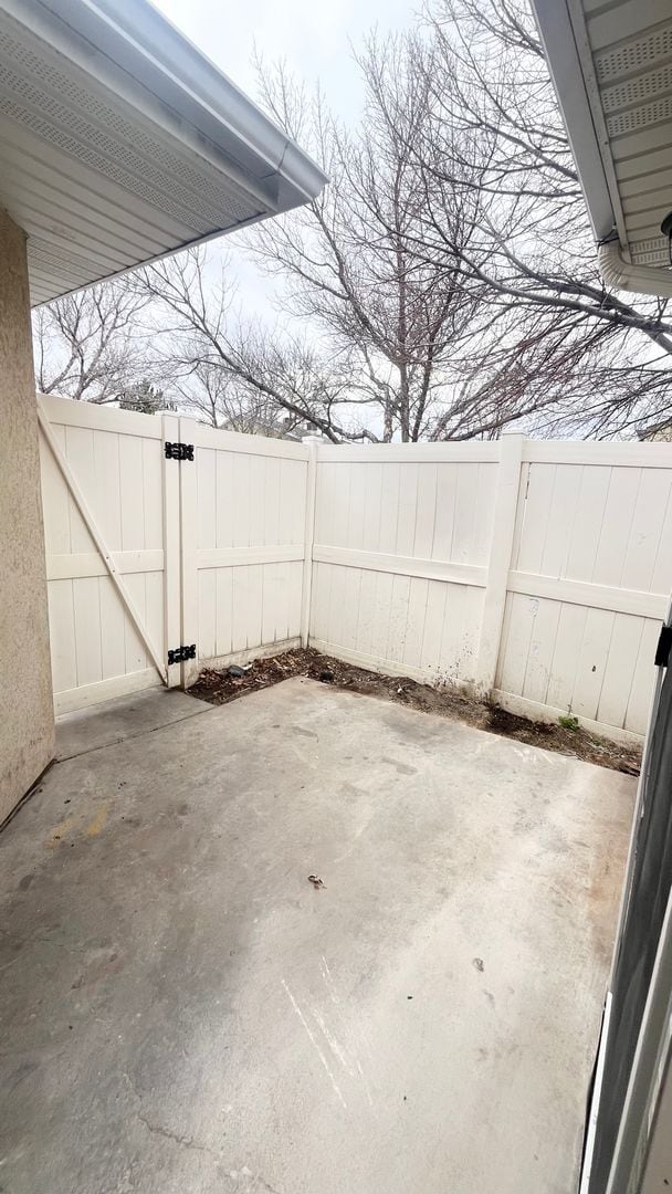 Building Photo - 4 bedroom/2.5 bathroom Townhome in West Jordan!