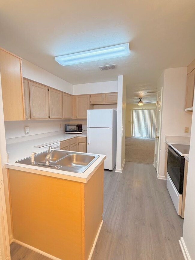 Building Photo - 2BR/2BATH Great School Zones! Available Now!