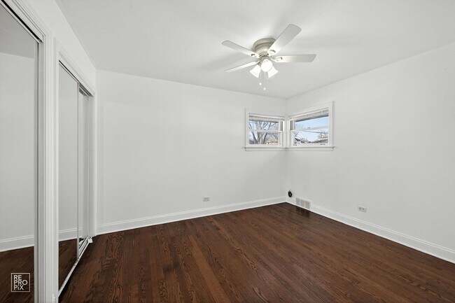 Building Photo - 304 W Golf Rd