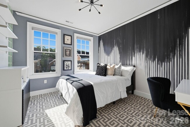 Building Photo - 1124 Dilworth Crescent Row