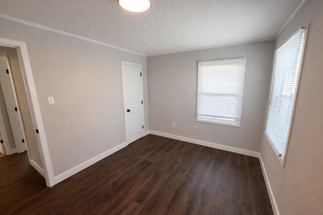 Building Photo - 210 Highview Ave