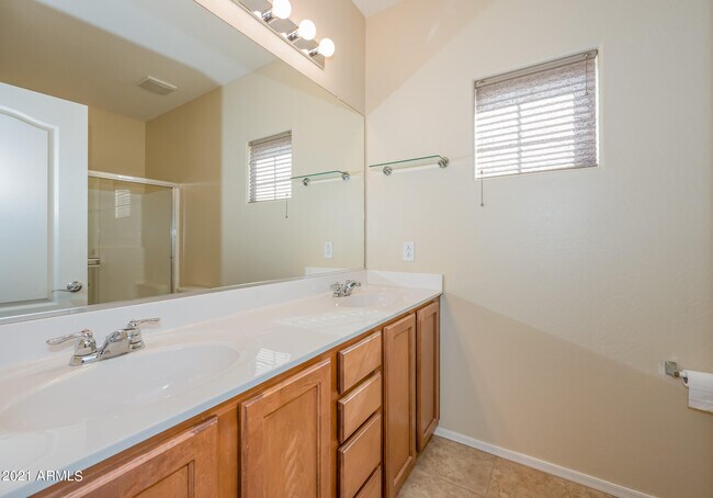 Building Photo - 2528 S Portland Ave