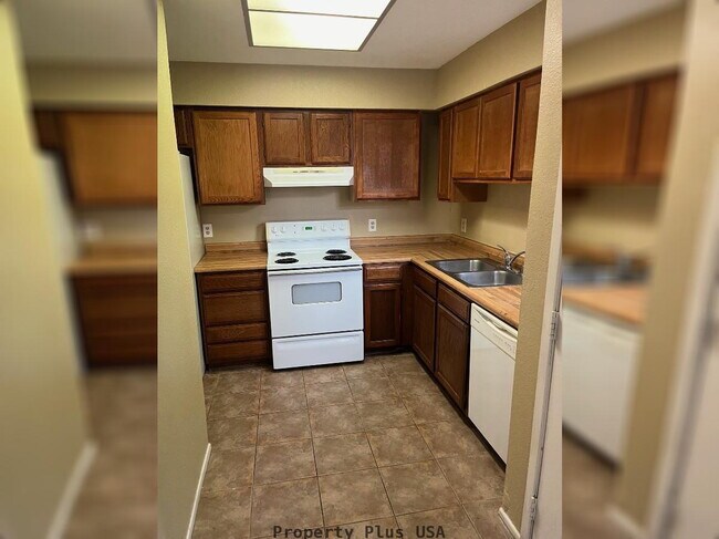 Building Photo - "Chic 2-Bedroom Retreat with 2.5 Baths in Prime Tempe Location – 1,072 Sq Ft of Modern Living!"