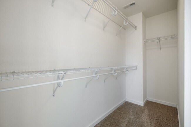 Building Photo - 3 Bedroom Corner Townhome!!! Available Early-Mid April****