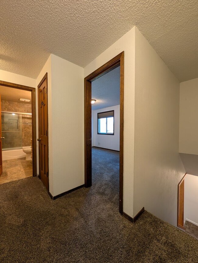 Building Photo - Cute 3 Bed/1Bath Duplex