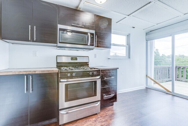 Building Photo - AVAILABLE July 2026 - Huge 5 Bedroom, 2 Bath Home in South Side Slopes w/ Garage Attached!