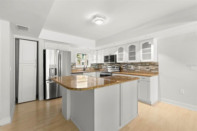 Building Photo - 255 Capri Cir N