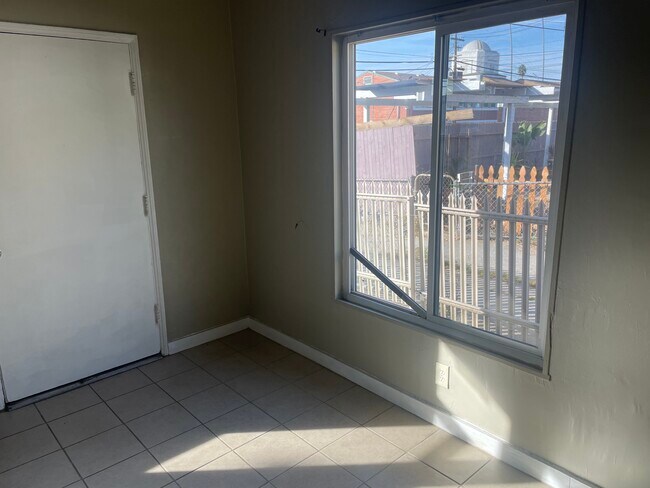 3631 - 3631 E 5th St